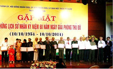 Phó Thủ tướng Chính phủ Vũ Đức Đam và Bí thư Thành ủy Hà Nội Phạm Quang Nghị trao quà động viên các nhân chứng lịch sử